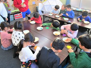 アイロンビーズでオーナメント製作の様子🔯