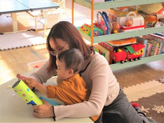 ママと一緒にシールをペタペタ飾ったよ🟠