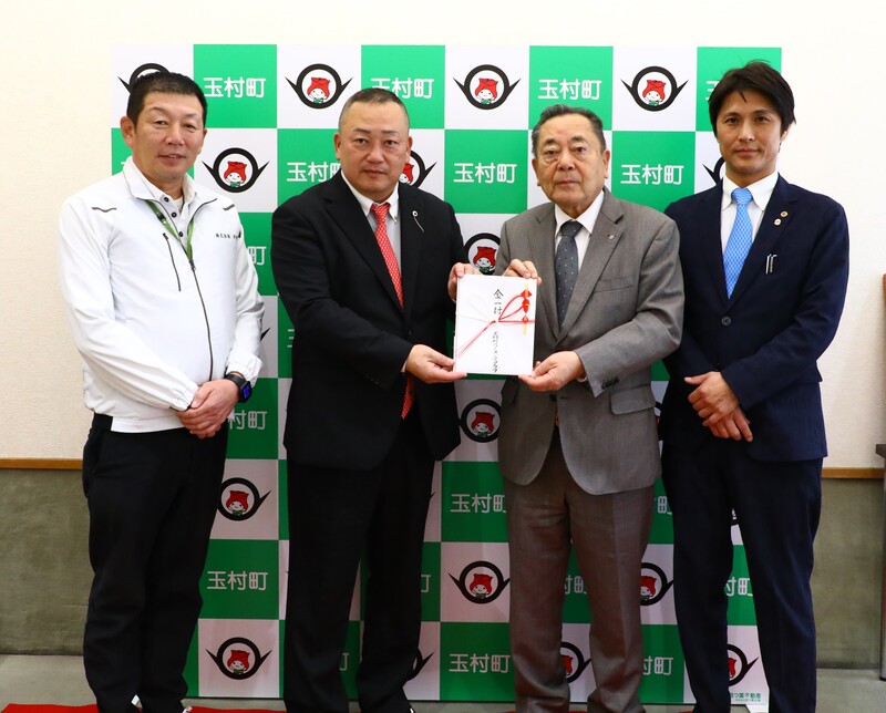 記念撮影をする石川町長