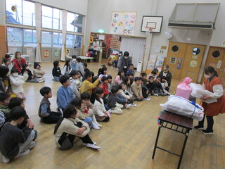 プレゼント紹介の様子①