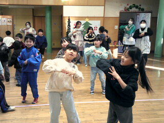 ダンス　ジャンボリーミッキーを踊っているところ