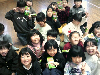 プレゼントをもらっているところ