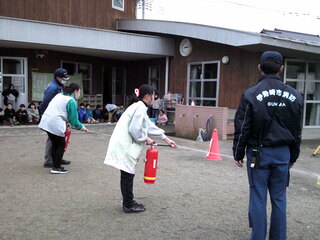 職員が水消化器の訓練をしているところ