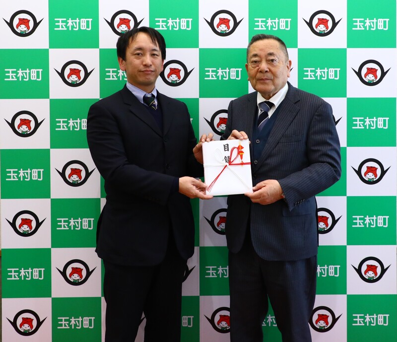 記念撮影する石川町長