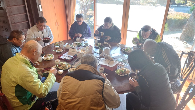 赤そば収穫に携わったみなさんの試食