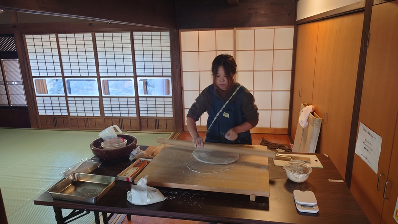 そば打ちをする地域おこし協力隊の冨澤さん②