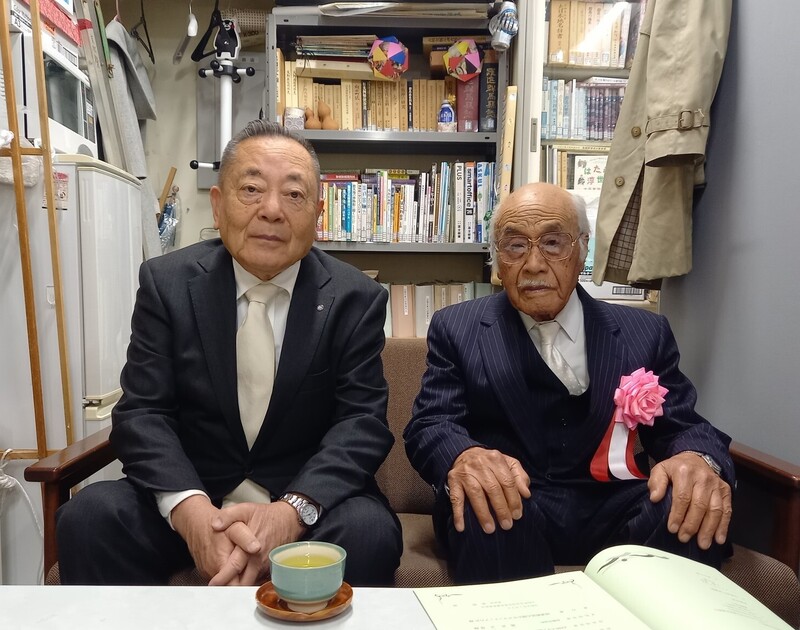 酒井正保先生と記念撮影をする石川町長