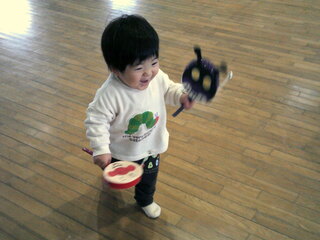 男児がでんでんだいこで遊んでいるところ