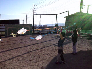 子どもたちが凧あげをしているところ