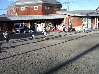 子どもたちが凧あげしているところ