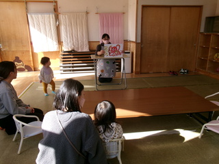 紙芝居を読んでいるところ