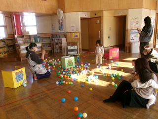 おにはそとー！ふくはうちー！ボールを投げて豆まきだ！