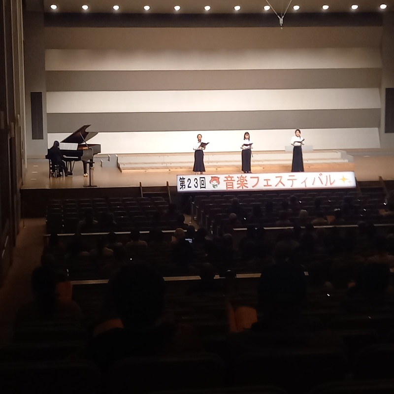 県立女子大学合唱部の合唱の様子 県立女子大学合唱部の合唱の様子