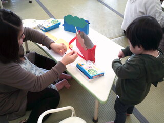 親子で制作しているところ