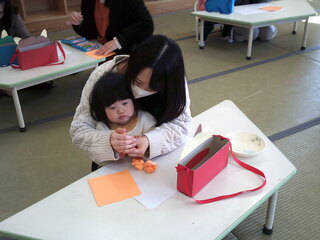 親子で制作しているところ