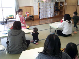 読み聞かせをしているところ