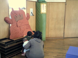 豆まきしているところ