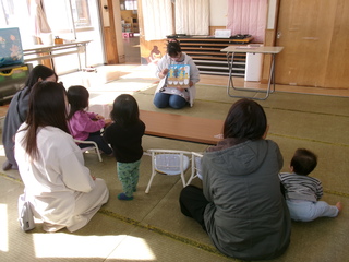 絵本を楽しんでいる様子