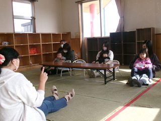 お母さんの膝に乗ってバスに乗ってを楽しんでるところ