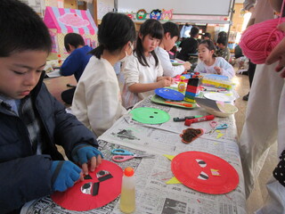 鬼のお面づくりの①