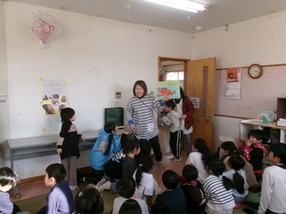 紙芝居を見ているこども達の様子