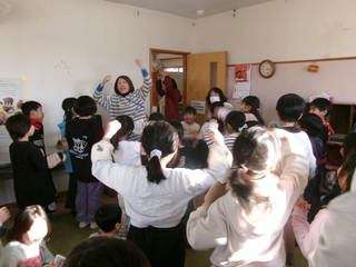 みんなで鬼のパンツを踊っているところ