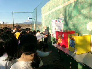 鬼はそとと壁に向かって豆をまくこども達パート２