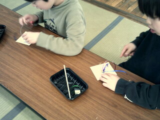 子どもたちが制作しているところ