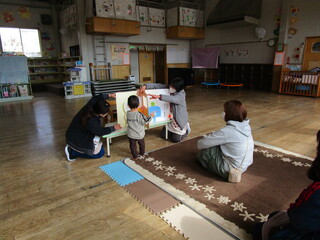 仕掛けをめくると誰がいるかな？