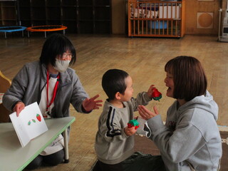 真っ赤ないちごをママにどうぞ