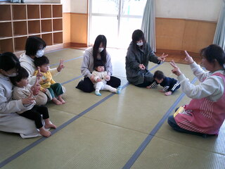 手遊びをしているところ