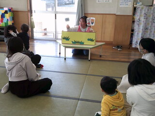 ペープサートを見ているところ