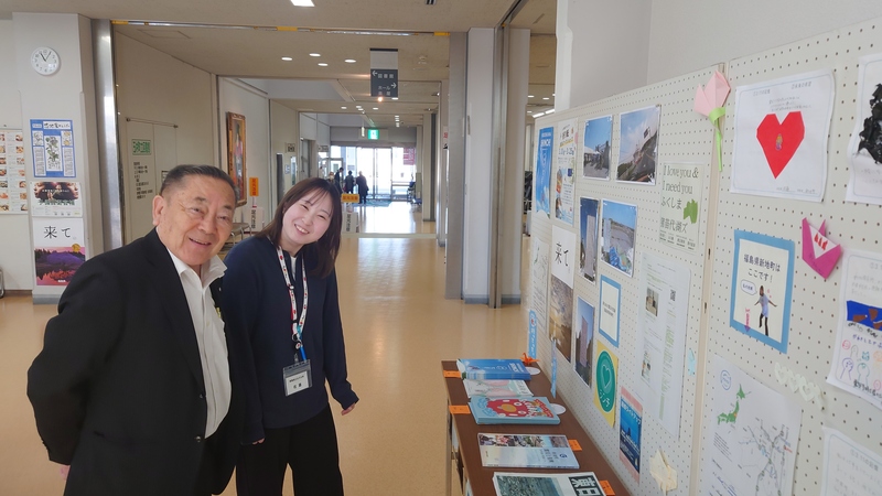 展示物の説明を受ける石川町長