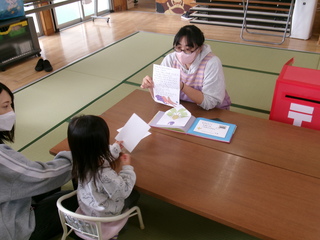 絵本を見ているところ