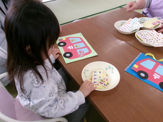 シールを貼ってカバンの完成！