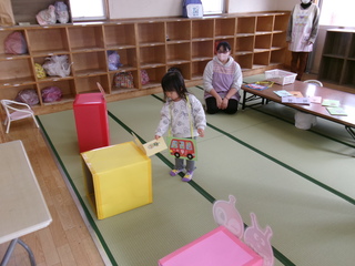 ポストに入れて手紙を届けます