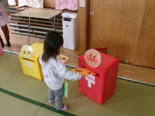 ポストに入れて手紙を届けます