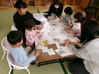 絵を選んでいるところ