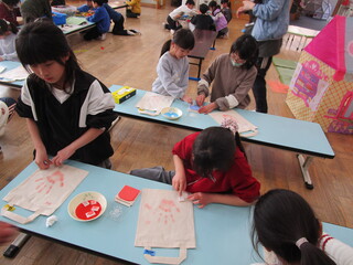 手形スタンプバッグを作っているところ