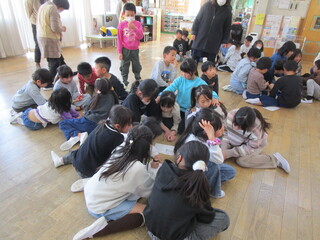 みんなで相談して答えを書きます