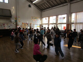 ジャンボリミッキーを踊っています