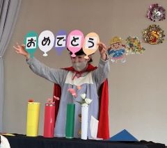 ７２