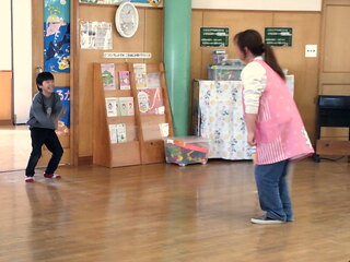 男児と先生がお笑いをしているところ