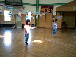 女児が縄跳びをしているところ