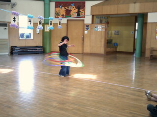 女児たちがフラフープしているところ