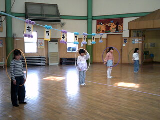 女児たちがフラフープしているところ