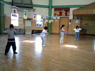 女児たちがフラフープしているところ