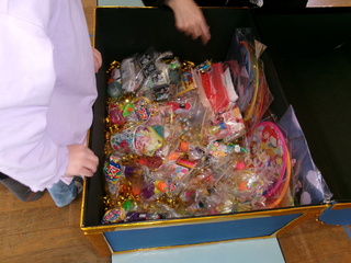 箱の中にはいっぱいの宝が！