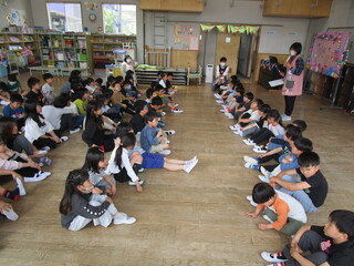 新入生が先輩たちと向かい合って座っています。