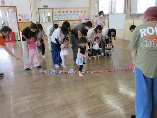 紙テープで遊んでいるところ